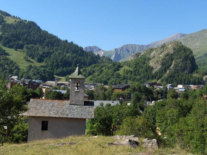 La chapelle St Thecle et le bourg de Valloire 